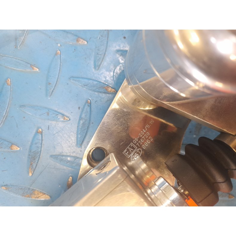 rst fremflytterst med tuv p og papire med.