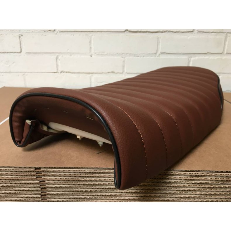 TUCK N' ROLL BRAT SDE ANTIQUE BROWN 44