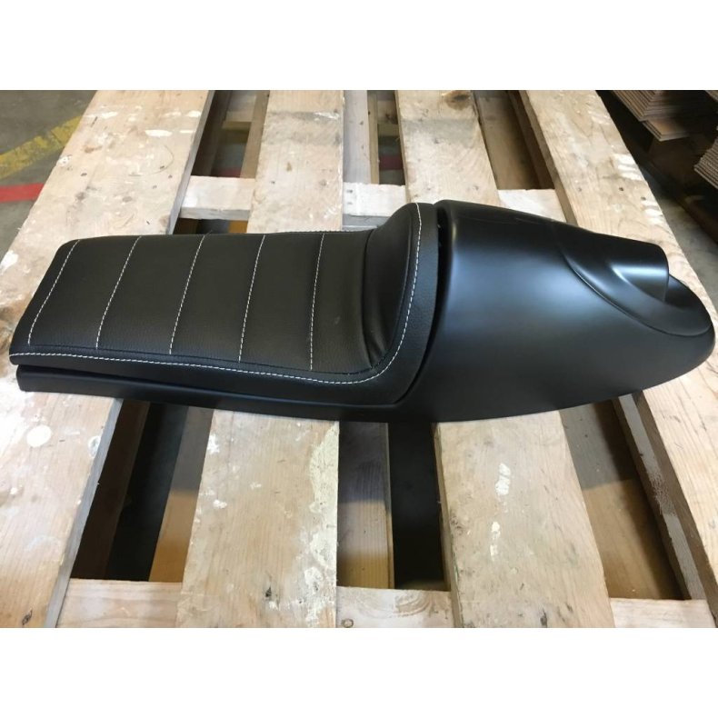 CAFE RACER SDE TUCK 'N ROLL BLACK TYPE 19