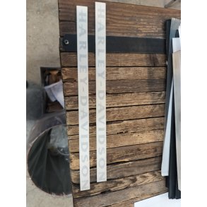 HD m�rker til tank  31 x 1,2 cm s�lv metal.  2x klisterm�rker.