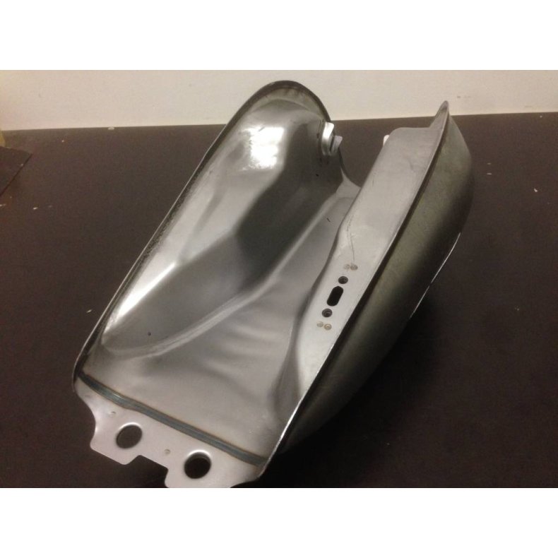 SUZUKI STYLE FUEL TANK WITH ACCESSOIRES TYPE 2