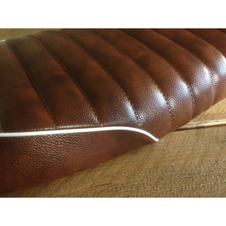 TUCK 'N ROLL CAFE RACER SDE DARK BROWN &amp; WHITE 88